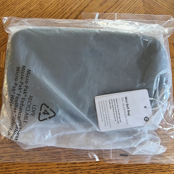 NWT Lululemon Mini Belt Bag in Black - Picture 8 of 10